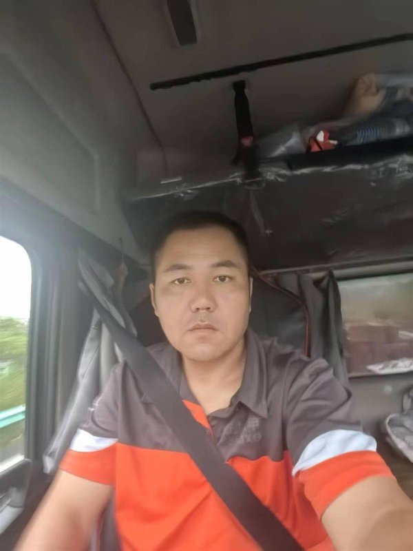 毅鸣天汇 “命大啊，兄弟”的原声者还在200米外设置锥筒，向后来车辆示警