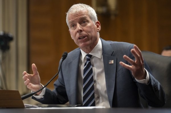 牛壹佰 美能源部长将AI竞赛比作原子弹计划，引发争议