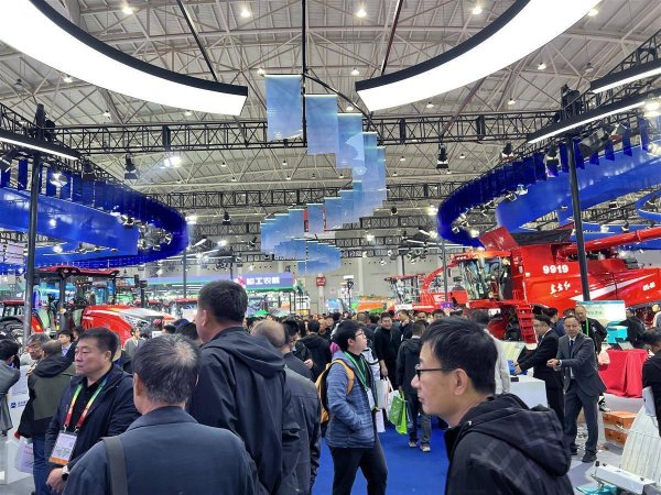 睿迎网 猕猴桃采摘机器人割草机器人受热捧 2025中国国际农机展在汉开幕